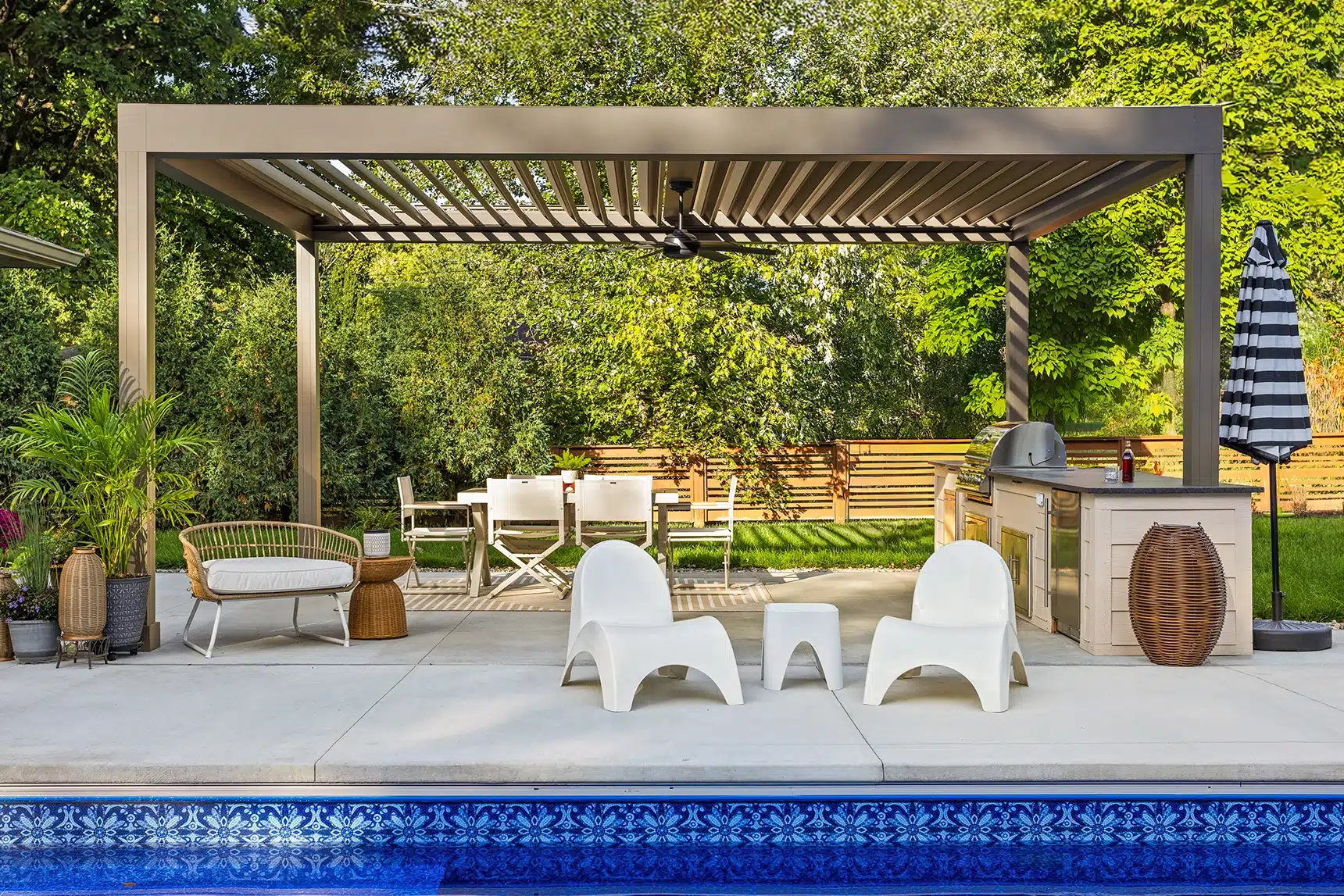 Renson pergola next to pool